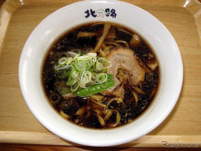 太麺に濃い醤油スープが特長のご当地ラーメン「富山ぶらっくラーメン」（北陸・呉羽PA下り）