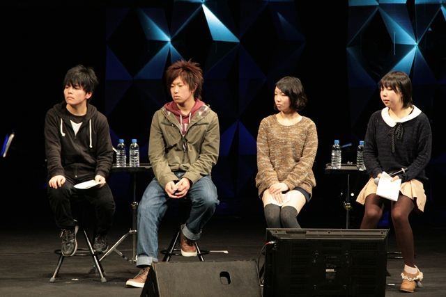 奨学生を代表して登壇した4名の学生たち