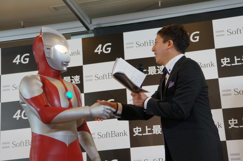 SoftBank 4G開始イベントで芸人が高速芸に挑戦