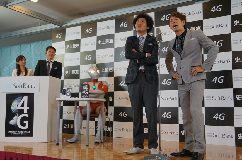 SoftBank 4G開始イベントで芸人が高速芸に挑戦