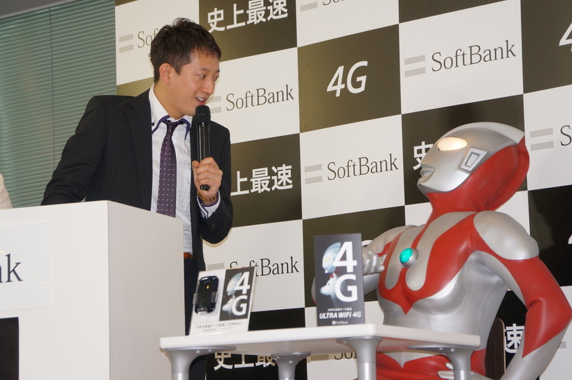 SoftBank 4G開始イベントで芸人が高速芸に挑戦