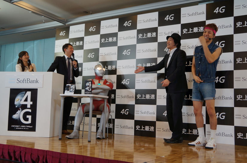 SoftBank 4G開始イベントで芸人が高速芸に挑戦