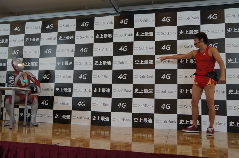 SoftBank 4G開始イベントで芸人が高速芸に挑戦
