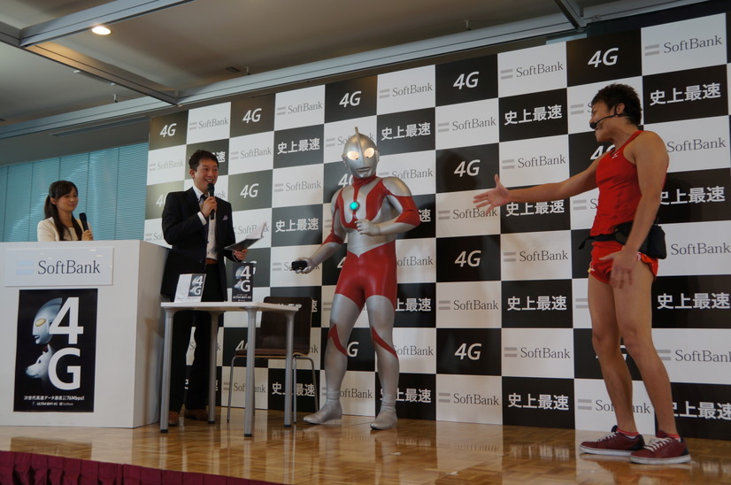SoftBank 4G開始イベントで芸人が高速芸に挑戦