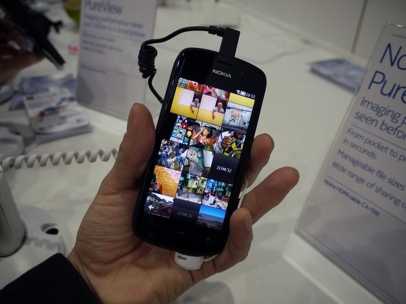 カメラ機能にフォーカスしたフルタッチSymbianスマートフォン「Nokia 808 PureView」