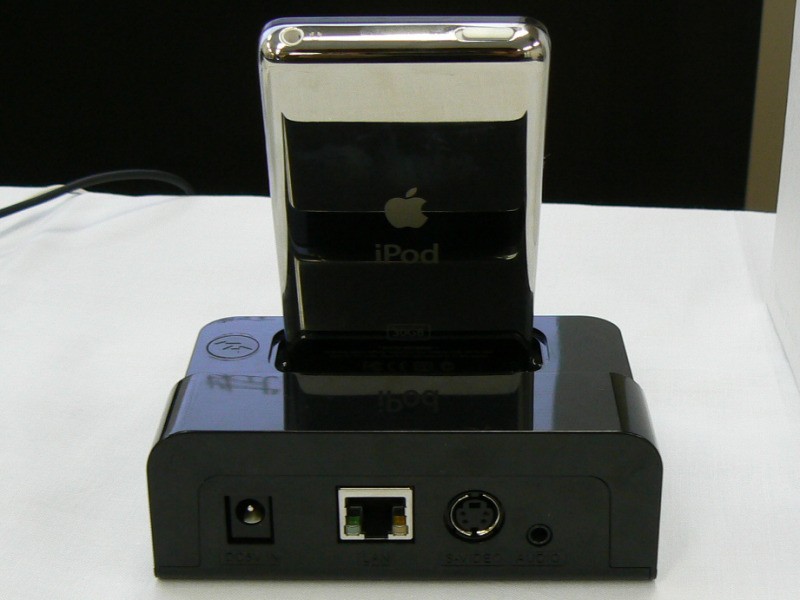 Wireless Dock for iPodにiPodを装着した様子