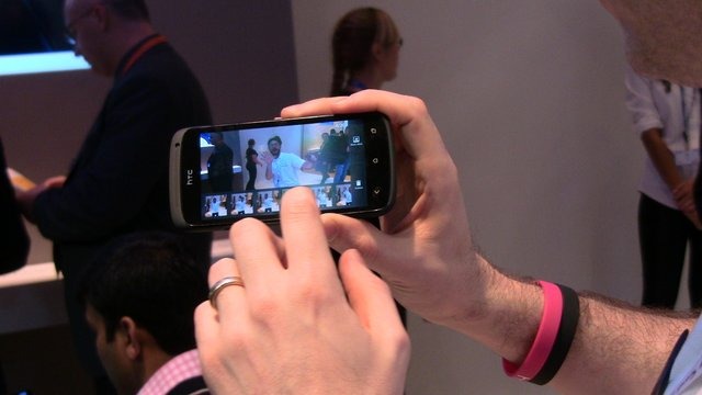 【MWC 2012 Vol.43（動画）】高速連写、HD動画、F2.0レンズ……HTC One カメラ性能をチェック