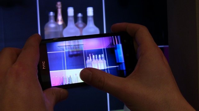【MWC 2012 Vol.43（動画）】高速連写、HD動画、F2.0レンズ……HTC One カメラ性能をチェック