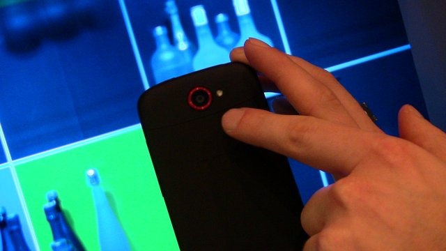 【MWC 2012 Vol.43（動画）】高速連写、HD動画、F2.0レンズ……HTC One カメラ性能をチェック