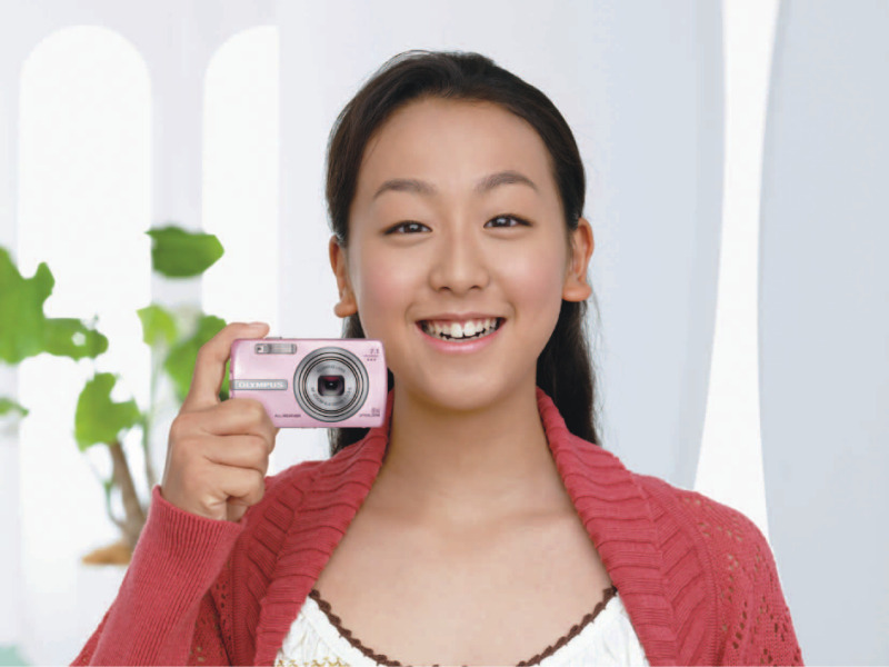 　オリンパスイメージングは25日、同社デジタルカメラなどのイメージキャラクターをつとめるフィギュアスケーターの浅田真央さんが選んだ特別カラーを採用したコンパクトデジタルカメラ「μ 750 アイスピンク」を11月3日より限定5,000台で発売する。