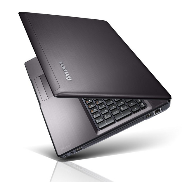 「IdeaPad Z575」斜め