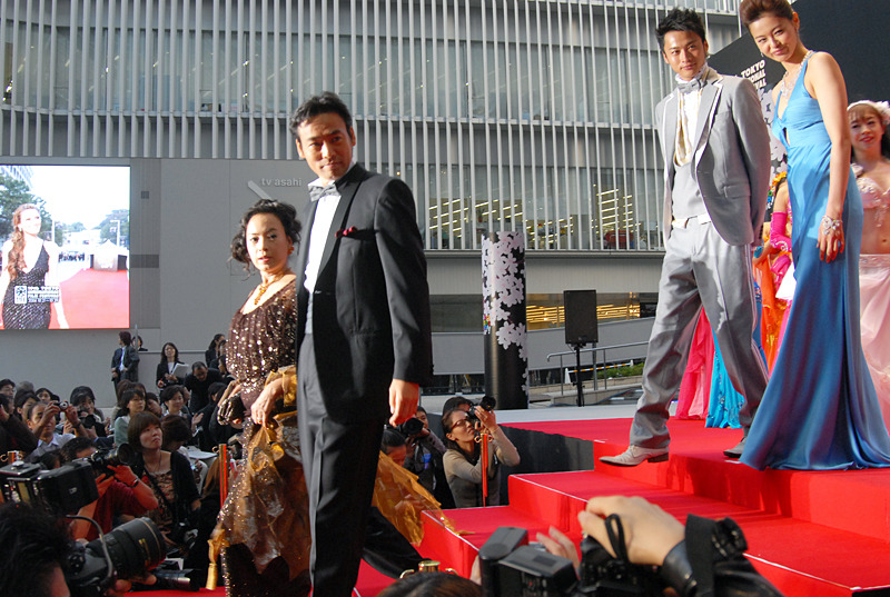 　21日〜29日開催の映画の祭典「第19回東京国際映画祭」。21日に六本木にて行われたオープニングイベントから未公開写真を一挙公開する。