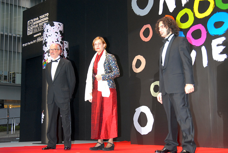 　21日〜29日開催の映画の祭典「第19回東京国際映画祭」。21日に六本木にて行われたオープニングイベントから未公開写真を一挙公開する。