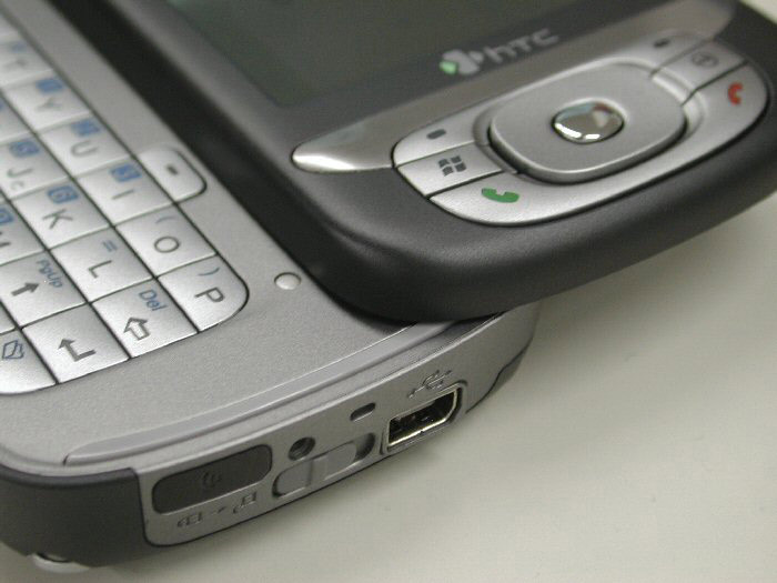 見えるのはmini USBコネクタ（USB 2.0）。このほか、外部接続機能としてIrDA、microSDTMメモリカードスロット、Bluetooth Ver.2.0（HSP／HFP／OPP／DUN など）を搭載