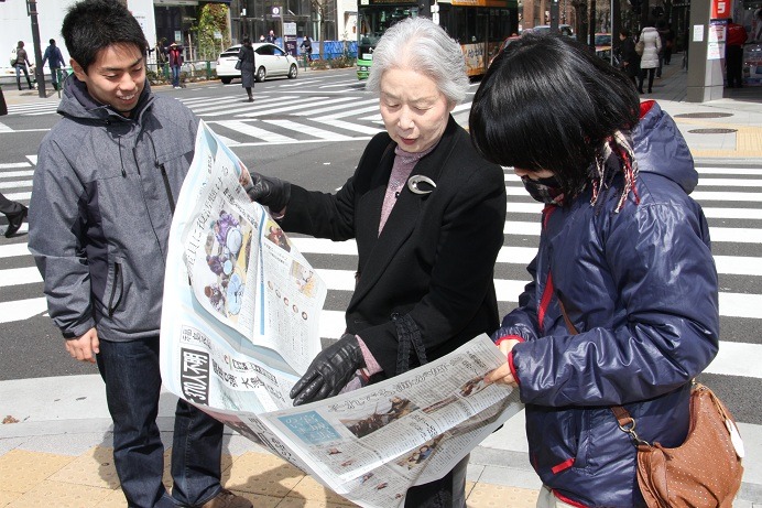 3月11日 有楽町駅前での配布シーン