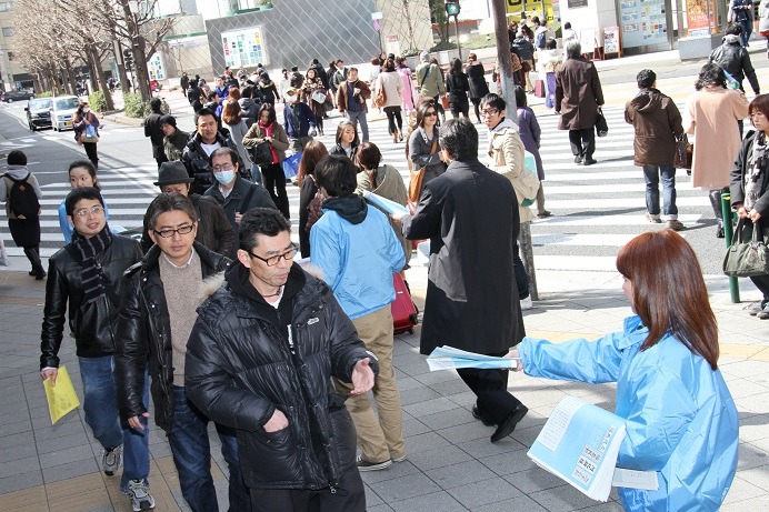 有楽町駅周辺では、5000部の紙面の配布が行われた。