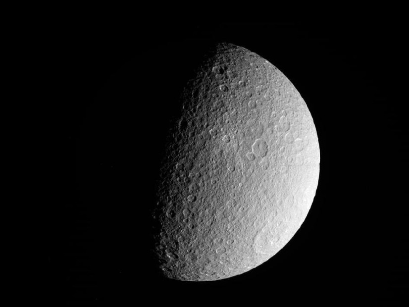 NASAが公表した土星の2番目に大きい衛星の写真