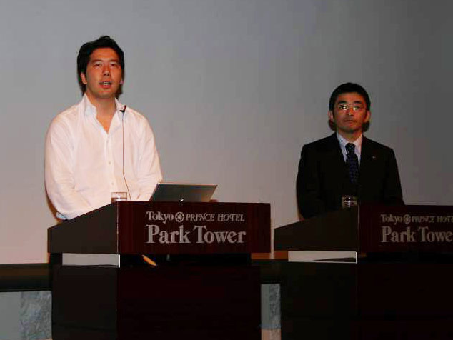 グリー代表取締役社長の田中良和氏（左）およびKDDI執行役員 コンテンツ・メディア事業本部長の高橋誠氏（右）が登壇