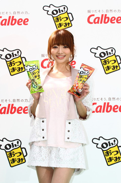新商品を手にアピールする真鍋かをりさん