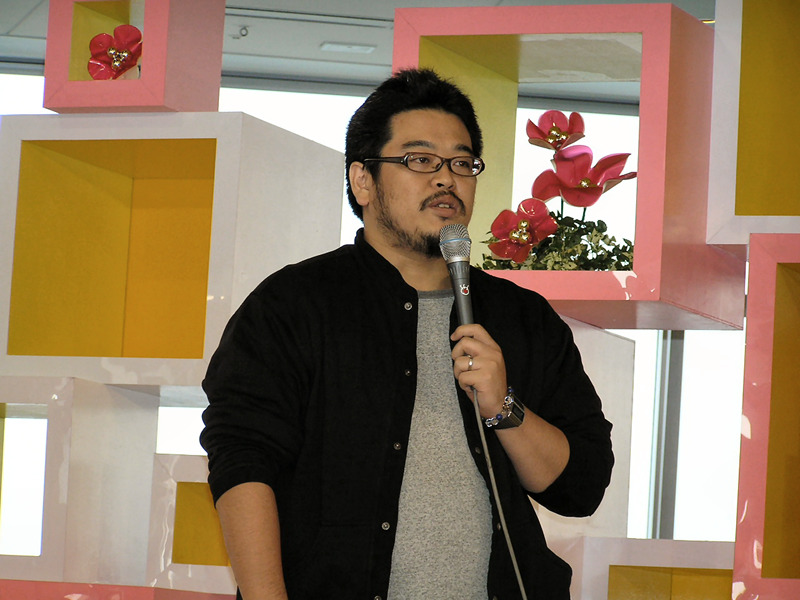 総合演出として、日々番組を制作していく塩谷亮氏。真顔のまま、「すでに何人かメンバーを変えようと思っています」などと冗談を言い、女の子たちを戦々恐々とさせたりもしていた