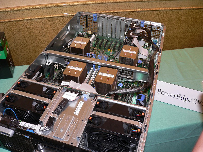 PowerEdge 6950は4Uサイズのハイエンドサーバ