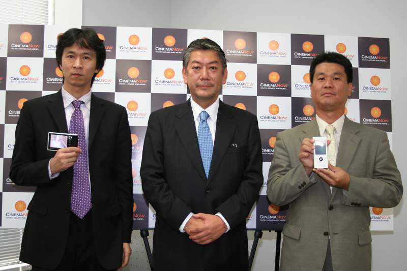 左より、東芝・デジタルメディアネットワーク社モバイルギガ事業部商品企画部部長の稲葉均氏、CinemaNow Japan・代表取締役兼CEOの間宮義文氏、ウィルコム・事業促進部長の立石篤申氏