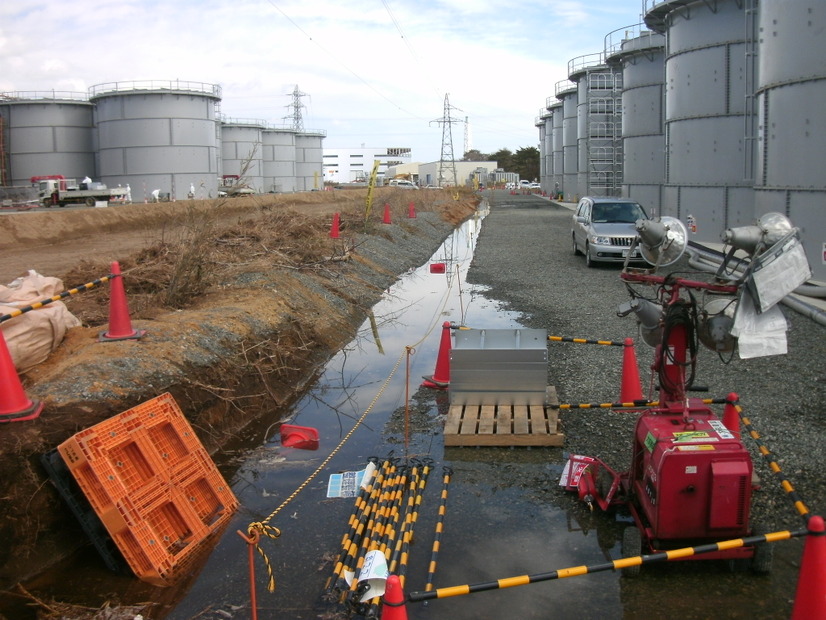 淡水化装置（逆浸透膜式）濃縮水貯槽タンクエリアにおける漏水状況