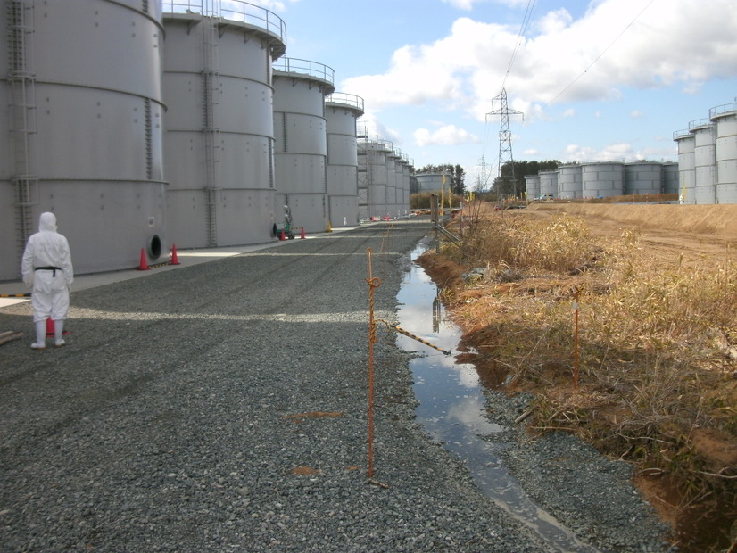 淡水化装置（逆浸透膜式）濃縮水貯槽タンクエリアにおける漏水状況