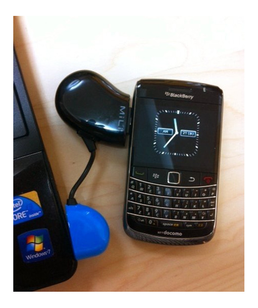 「MiLi Power Candy with Micro USB」と携帯電話の接続イメージ