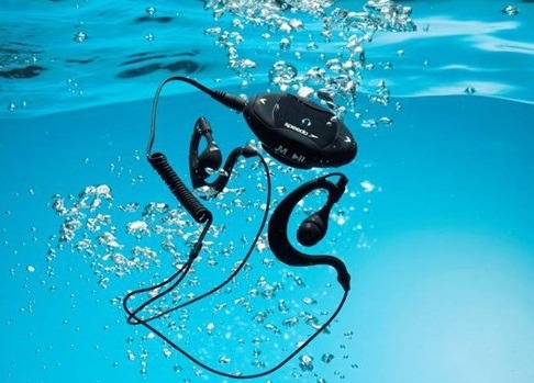 「AQUABEAT V2.0 4GB」が水中に浮かぶイメージ