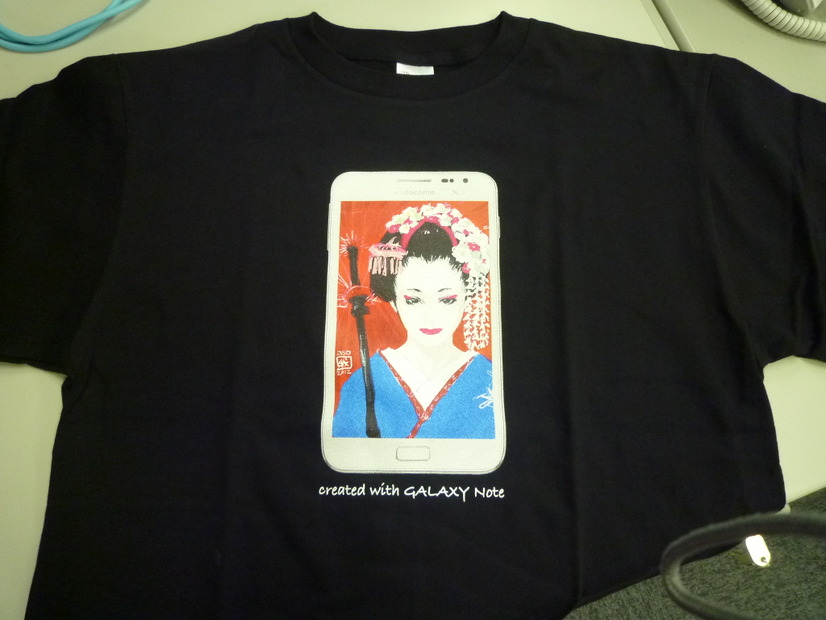 麻生氏の絵を印刷したTシャツ