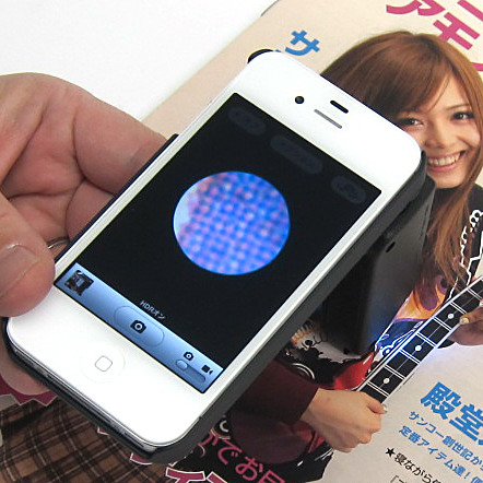 高倍率撮影で印刷物のドットをiPhone画面に写し出すイメージ（iPhoneは別売）