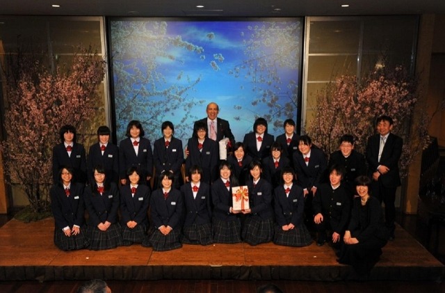 ザ コカ・コーラ カンパニー ムーター・ケント会長兼CEOと尚英中学校の生徒たち