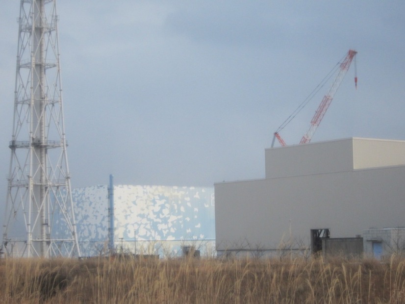 免震重要棟裏より2号機原子炉建屋を臨む（1月9日撮影）