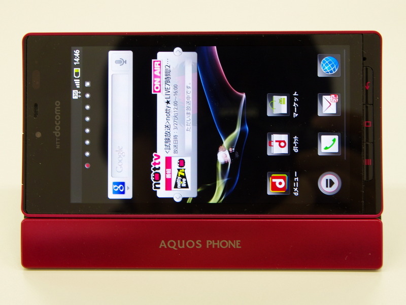 AQUOS PHONE SH-06D タブレットと同様にウィジェットのニュース表示にも対応している