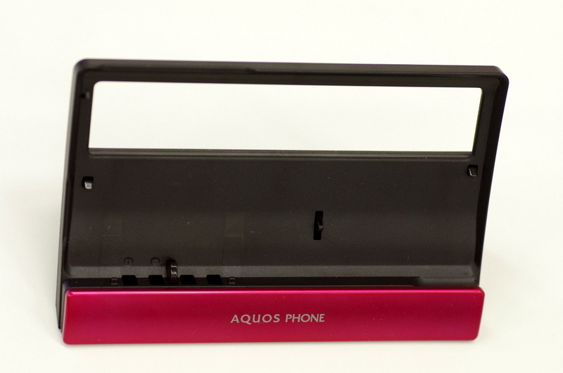AQUOS PHONE SH-06Dのスタンド。本体からに合わせたカラーリングされている