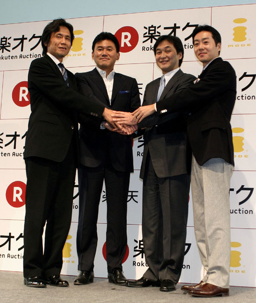 （左より）楽天オークション 代表取締役社長 平尾勇司氏、楽天 代表取締役会長兼社長 三木谷浩史氏、NTTドコモ執行役員 夏野剛氏、楽天オークション 事業企画グループ長 舟木徹氏