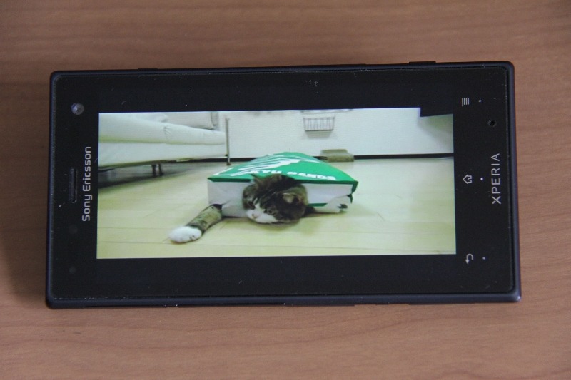 同じコンテンツを3Gで視聴。フレーム数を圧縮しているため画面の上下が削られたような状態となる