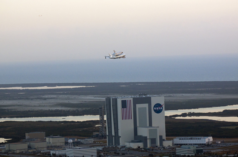 輸送されるスペース・シャトル「ディスカバリー」