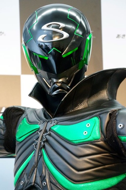 ガム「ストライド」新CMにニューヒーロー現る！……デザインは出渕裕