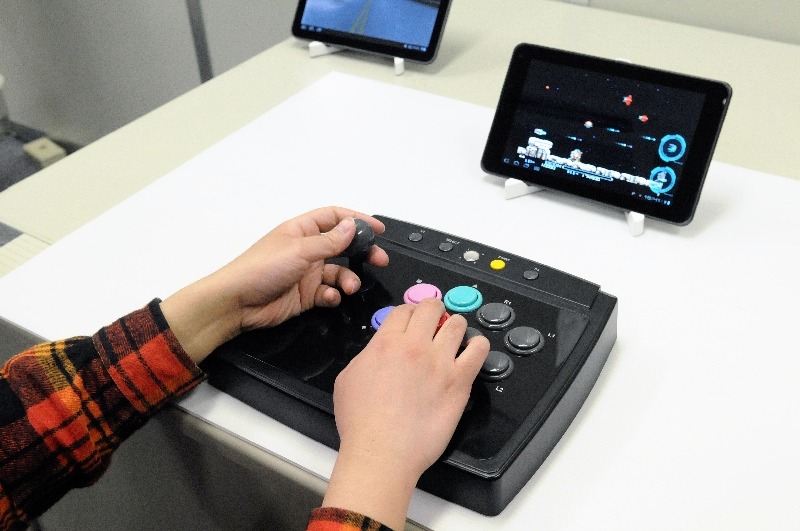 このコントローラは、本来は家庭用ゲーム機向けの製品でケーブルでつなぐタイプだった。