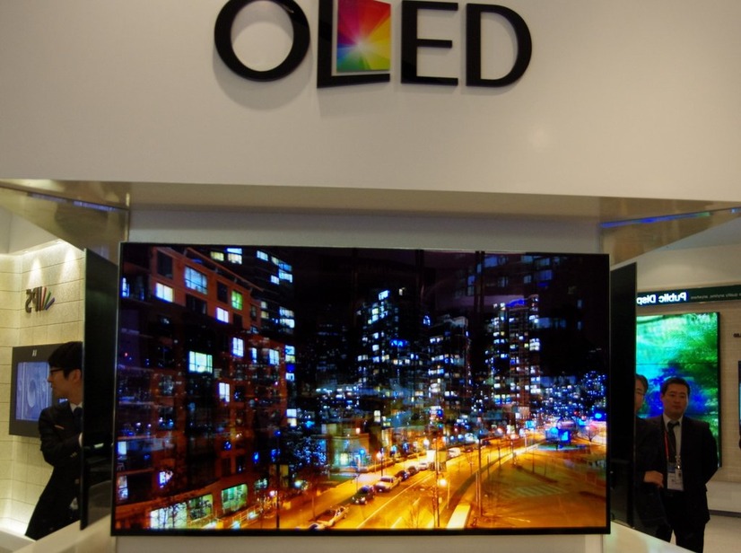 こちらは有機ディスプレイ（OLED）。両横に45度の角度で鏡を置いてその薄さがよく分かるようになっている。