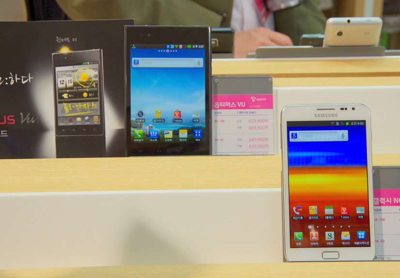 Optimus VuとGalaxy Noteが並んで展示されている。現在韓国で人気モデルはこの2機種のようで、韓国は5インチがアツい。