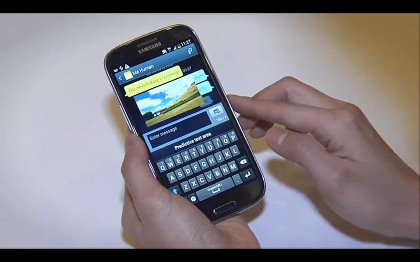動画を見ながらメール（GALAXY S3）。