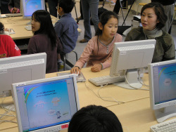 　マイクロソフトは24日、川崎市宮前区の市立土橋小学校において、インターネットの使用に関する啓蒙イベント「みんなで学ぼう！　小学生インターネット安全教室」を実施。「魔法戦隊マジレンジャー」のヒカル先生役の市川洋介氏が講師役で参加した。