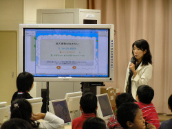 　マイクロソフトは24日、川崎市宮前区の市立土橋小学校において、インターネットの使用に関する啓蒙イベント「みんなで学ぼう！　小学生インターネット安全教室」を実施。「魔法戦隊マジレンジャー」のヒカル先生役の市川洋介氏が講師役で参加した。