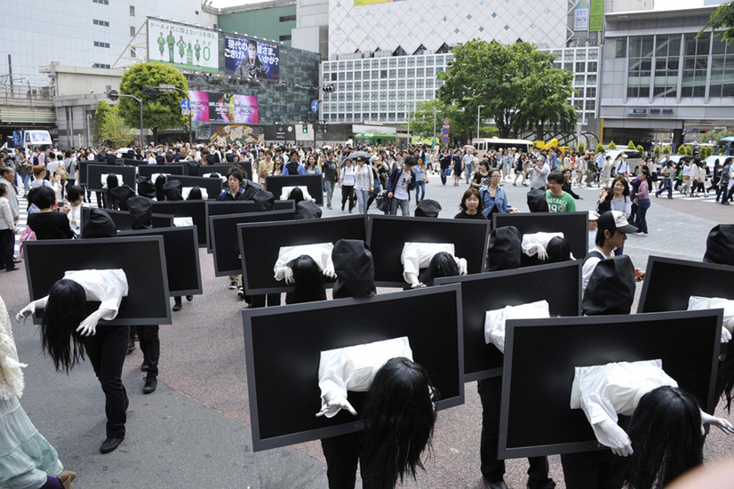 突如渋谷に登場した50人以上の貞子