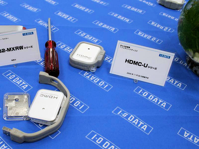 　アイ・オー・データ機器（アイ・オー）は28日、防水＋対衝撃ポケッタブルHDD「HDMC-U」シリーズを発表した。