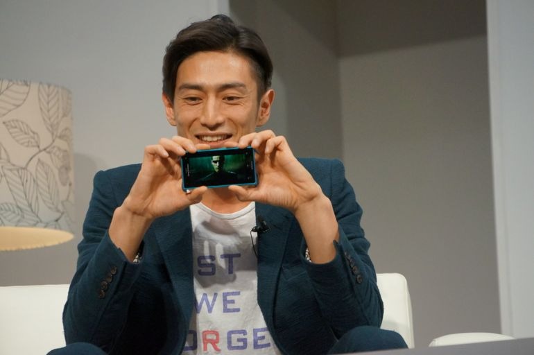 スマートフォンで映画を楽しむ伊勢谷さん