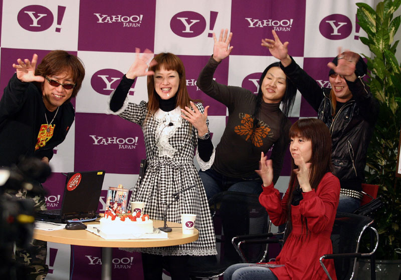 司会の山本シュウ氏とKILLERSメンバーがNAHOMI☆KILLERの誕生日を祝福